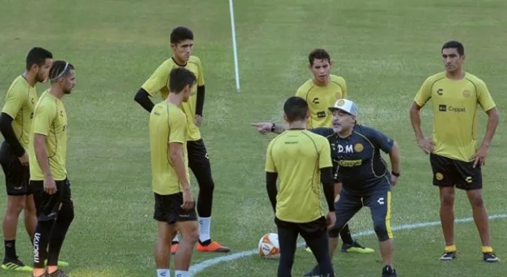 Maradona inicia su camino para salvar al "Gran Pez"