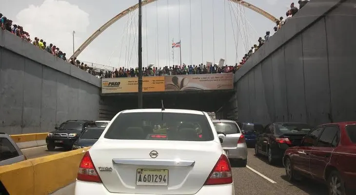 Mujer se lanza del túnel de la 27 de Febrero