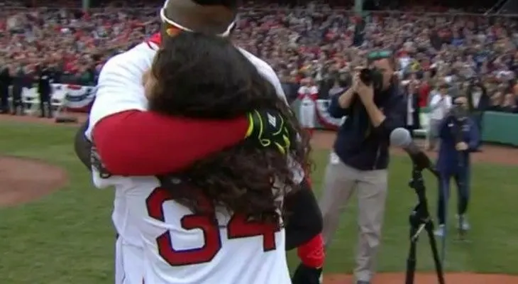 Medias Rojas rinden homenaje a David Ortiz; su hija canta el himno de EE.UU