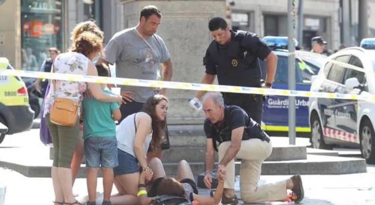 Una furgoneta atropella a varias personas en Barcelona; conductor huye y es buscado por la Policía