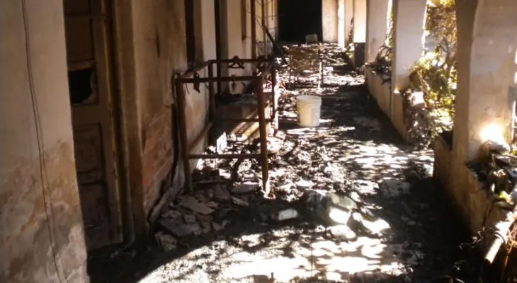 Ahora: Fuego consume edifico detrás del Club San Carlos 