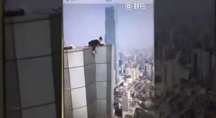 FUERTE VIDEO: Un alpinista chino cae desde un edificio de 62 pisos; quería comprarle un regalo a su novia y pedirle matrimonio 