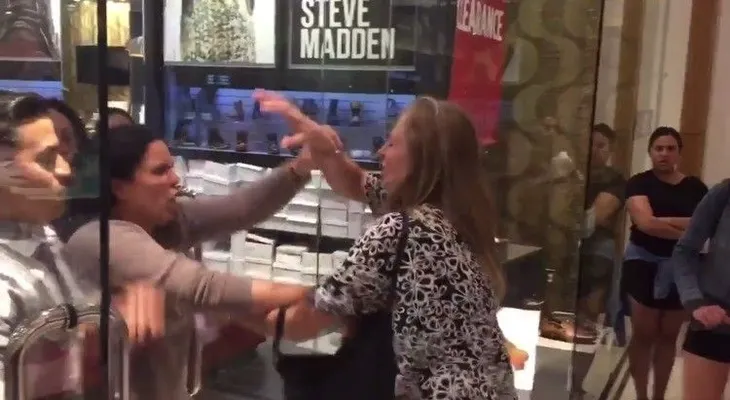 Una cliente y una empleada se van a golpes en un centro comercial