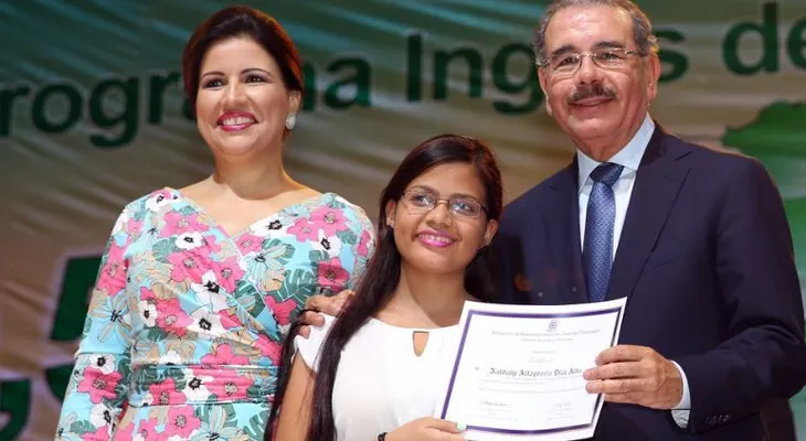 9,500 jóvenes se gradúan en inglés; Danilo y Margarita encabezan acto