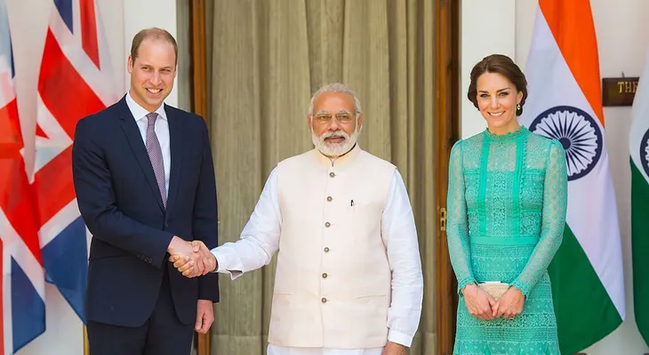 Así quedó la mano del príncipe Guillermo después de darle la mano a Narendra Modi