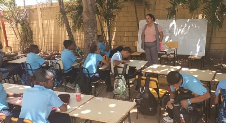 Déficit de aulas, maestros y reparaciones a medias marcan el arranque del año escolar en varias provincias dominicanas