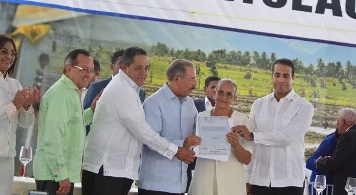 Presidente Medina entrega más de 1500 títulos definitivos a familias SFM y Bonao