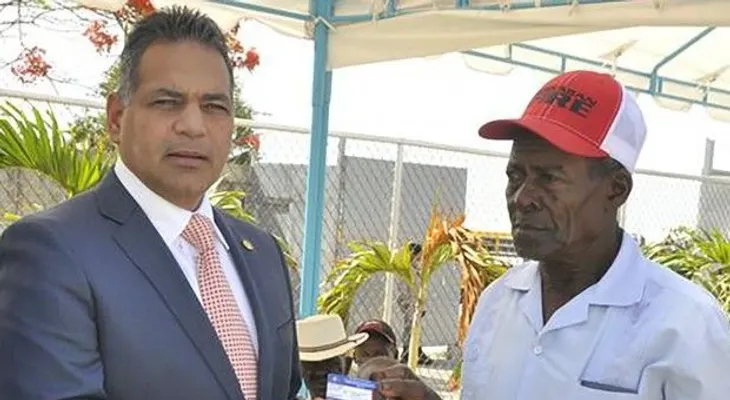 Gobierno inicia entrega de residencia permanente a obreros cañeros