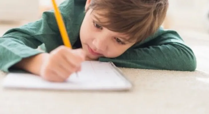 La postura corporal afecta a la memoria y al aprendizaje de los niños