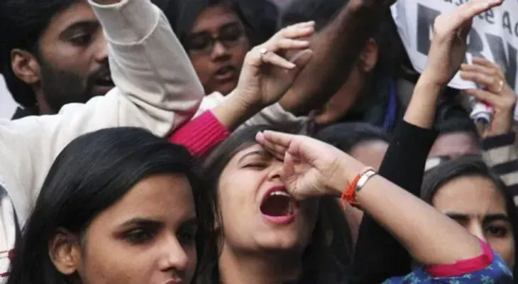 Increíble crueldad: Varios hombres violan una joven en la India por rechazar a un enamorado