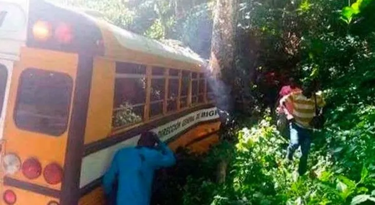 Accidente deja tres muertos y 27 heridos