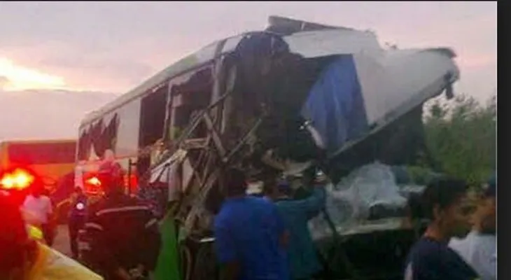 9 muertos y 7 heridos en choque entre bus y camión 