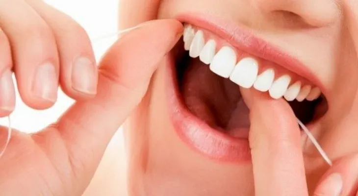 Por qué usar hilo dental todos los días