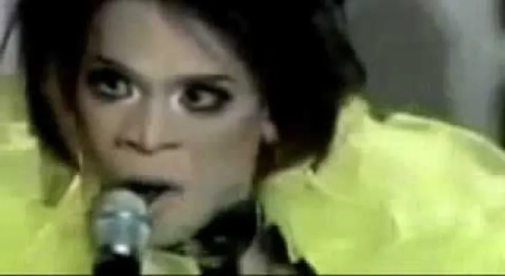 Travesti canta como caballo