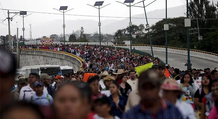 México acoge una multitudinaria marcha para recordar a los 43 estudiantes desaparecidos