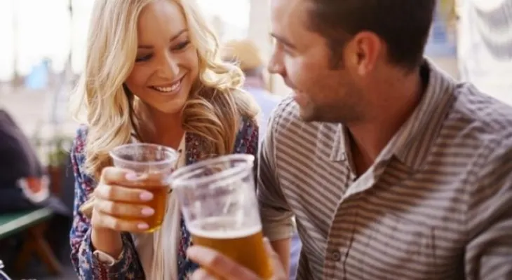 ¿Las parejas son una mala influencia cuando se trata de beber alcohol?