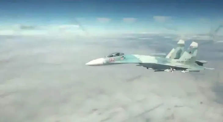 El tenso momento en que un caza ruso interceptó a un bombardero de Estados Unidos