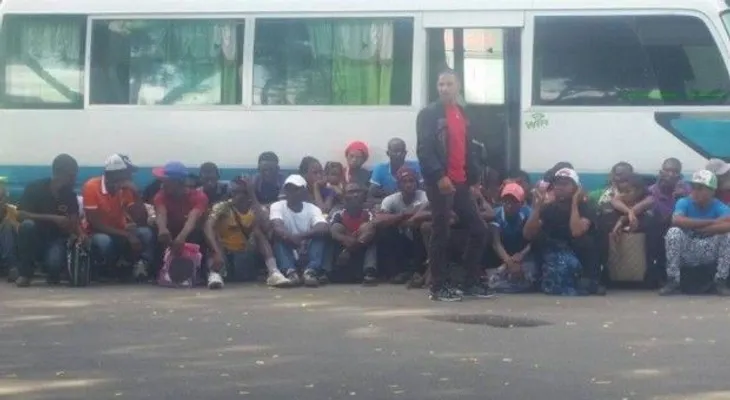 Apresa minibús con 38 haitianos con documentos falsos en Montecristi