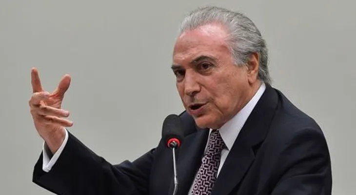 Temer asume el poder en ceremonia rápida y sobria
