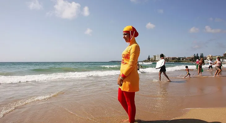 Prohiben el uso de los burkinis en las playas de Cannes