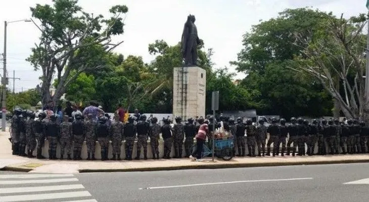 Estudiantes de la UASD protestan frente al Palacio por Loma Miranda