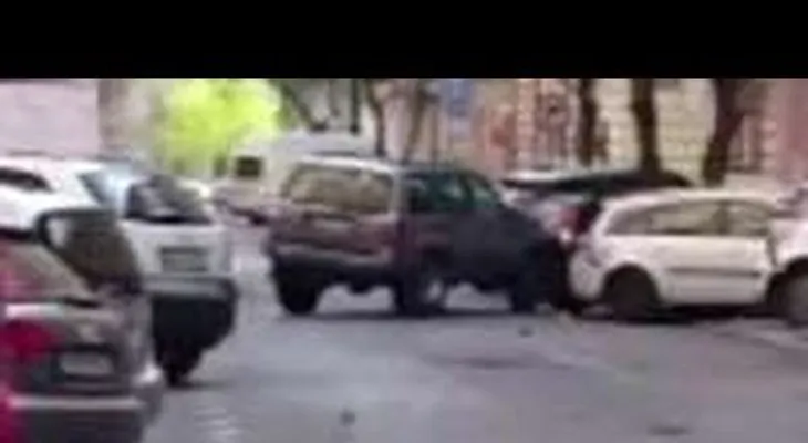 Un policía bebido choca contra más de 50 autos (VIDEO)