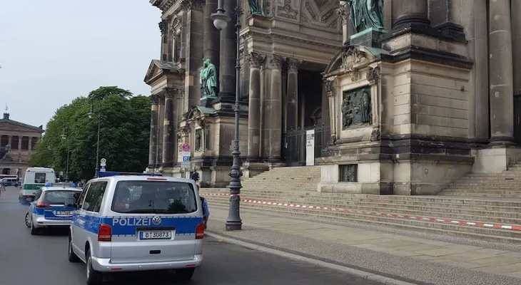 La policía le dispara a un hombre en la Catedral de Berlín