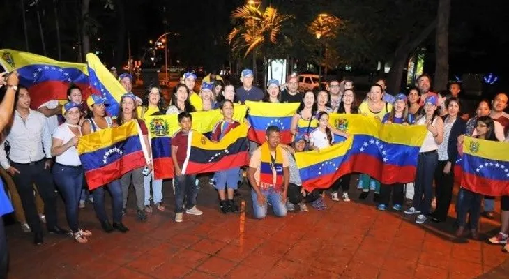 Venezolanos en RD celebran en parque La Lira triunfo de la oposición