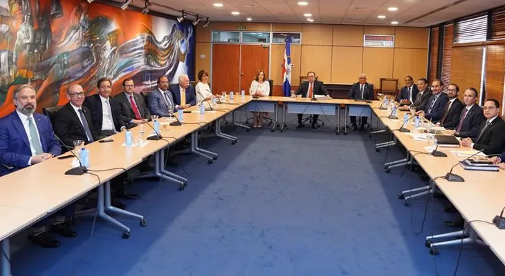 Valdez Albizu junto al ABA pasan revista al comportamiento del sector financiero y las perspectivas económicas del 2023