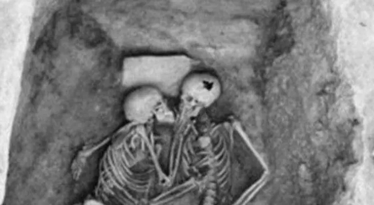 Unidos hasta el último aliento: se encontraron a esta pareja de 2800 años besándose