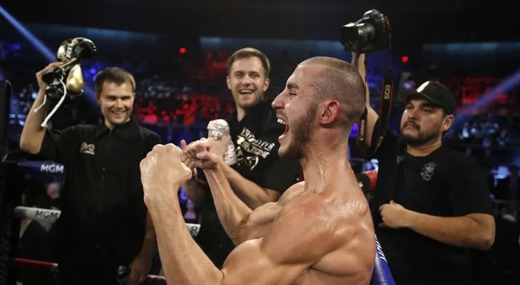 "Recibiste muchos golpes": entrenador suplica detener al boxeador ruso que ahora está en coma inducido 