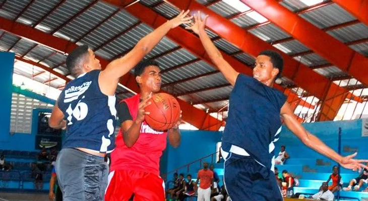 Equipos avanzan en el torneo U-15 del Distrito