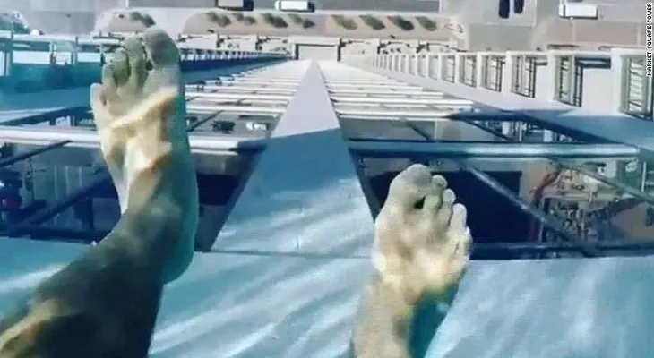 Esta piscina de vidrio te pondrá los pelos de punta: tendrás 152 metros de altura bajo tus pies