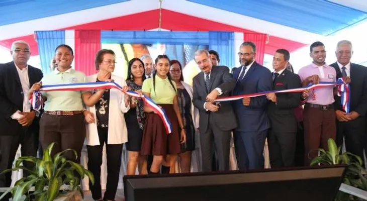 Danilo Medina entrega dos escuelas que beneficiarán a 1,085 estudiantes en Monseñor Nouel