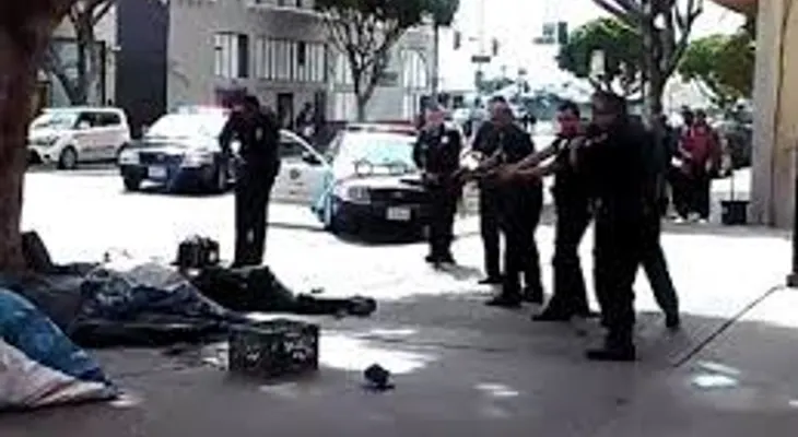 Graban policías cuando matan a un indigente (Video)