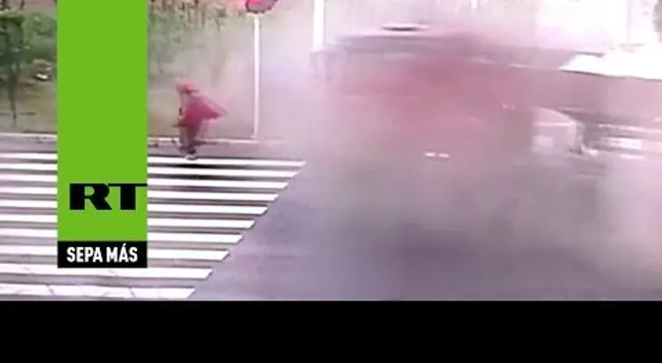 Este hombre se salva en tablita (China)