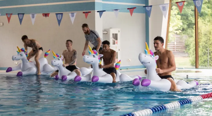 Flotadores de unicornios y sesión fotográfica: el día de descanso de Inglaterra en Rusia 2018