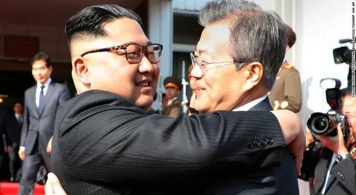 Los líderes de Corea del Norte y Corea del Sur se reúnen por sorpresa