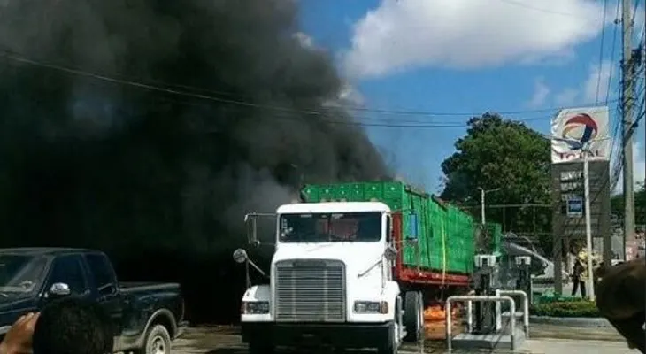 Un fuego afecta estación de combustibles en la prolongación 27 de Febrero