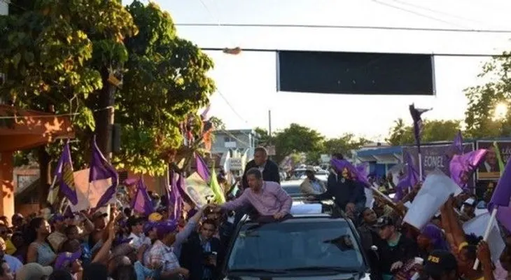 Leonel recibe respaldo de miles en Nagua