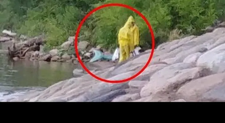 Hombre graba cómo sacan del agua a una "sirena"