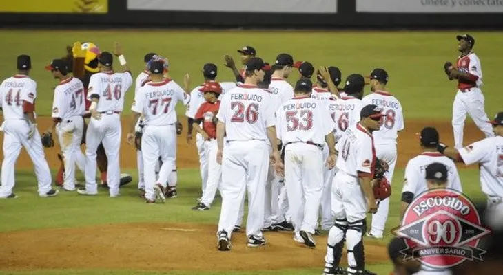 Escogido blanquea 8-0 al Licey; gana segundo partido en línea.