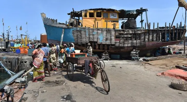 Mueren 18 personas al hundirse su barco en la India