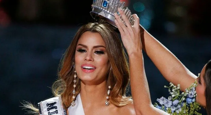 Mis Filipina le devuelve la corona a Miss Colombia, para resolver polémica 