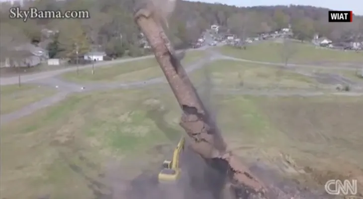 Demolición de una gran chimenea por poco termina en tragedia