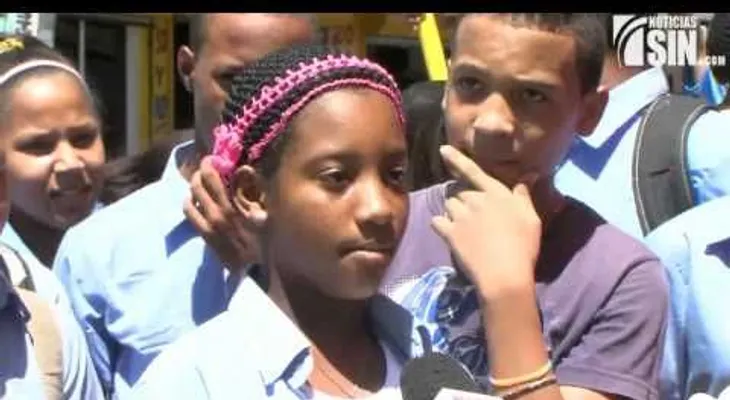 Protestan por escuela estudiantes de liceo Juan Bosch en Los Alcarrizos
