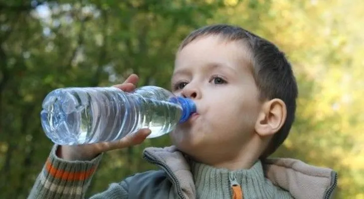 6 Trucos para que tus hijos tomen más agua