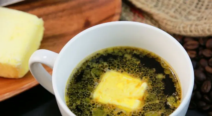 Baja de peso con esta increíble receta de café con mantequilla 