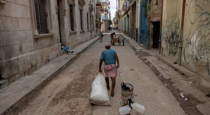El costo humano del colapso en Cuba: apagones, escasez y enfermedades agobian a la población
