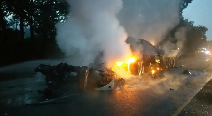 Muere calcinado conductor de camión se accidentó en autopista Duarte